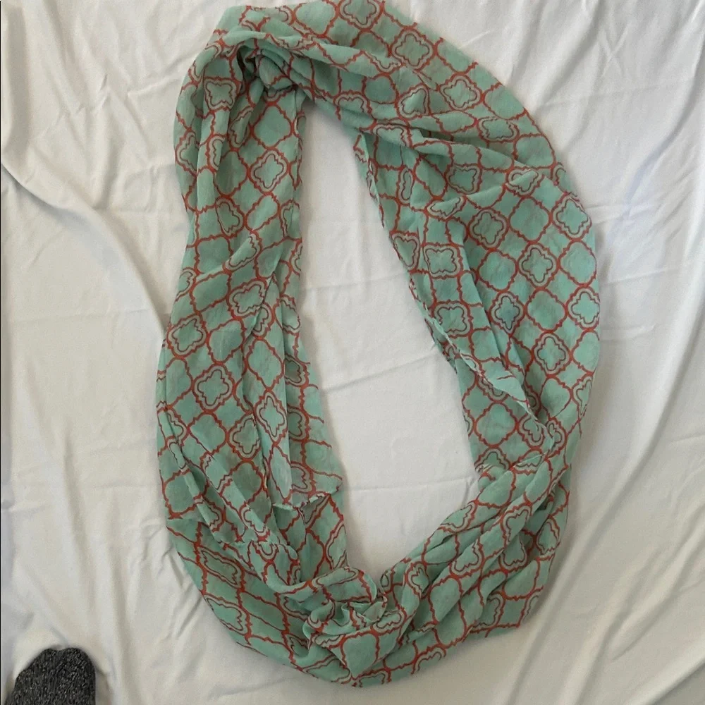 Source Unknown Red and Green Patterned Wrap - Picture 3 of 3